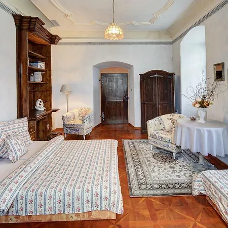 Dum Zameckych Kaplanu Valec